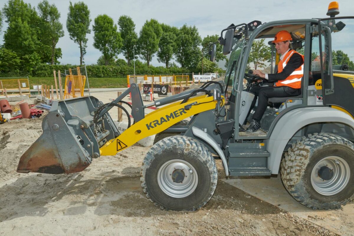 Truckfører og boligminister Kaare Dybvad Bek fik lejlighed til at støve sine køreegenskaber af i en el-drevet gummiged. Foto Ricky John Molloy.