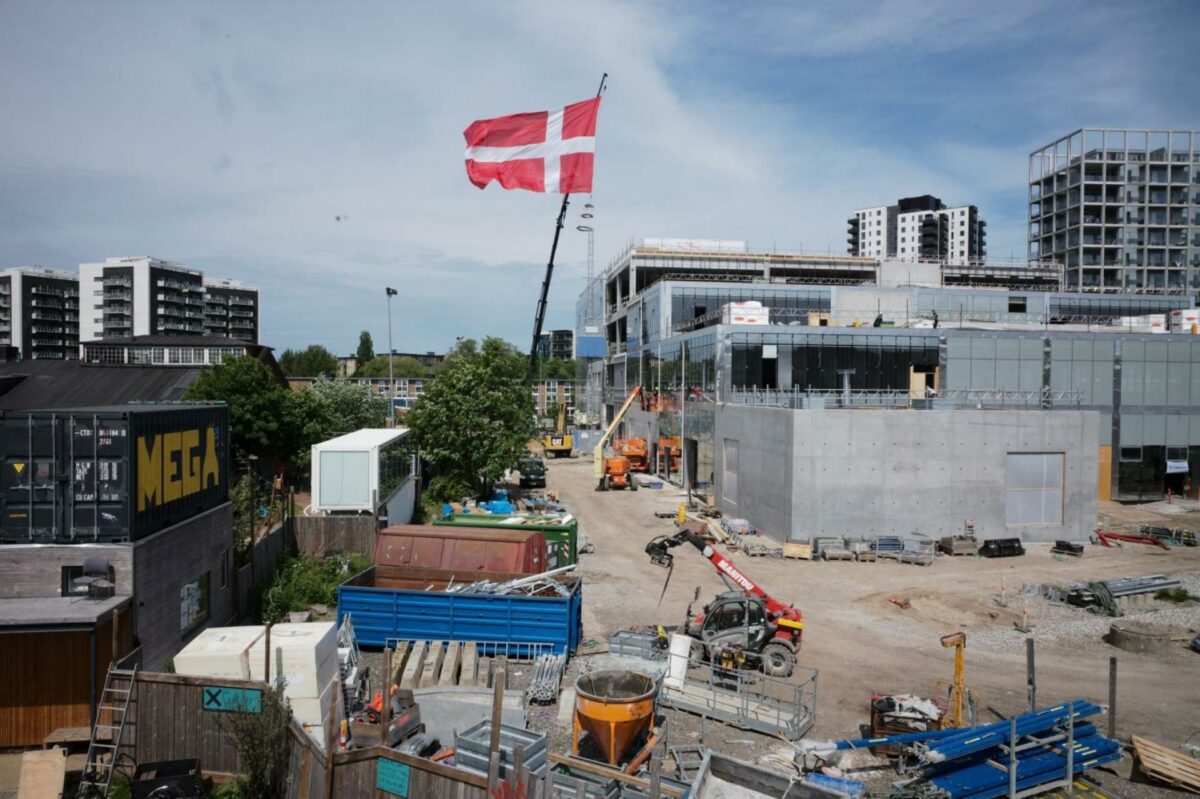 Vi er imponerede over det gode håndværk, der er blevet præsteret. Det høje niveau kan hjælpe vores studerende med at lære deres håndværk, de kan se, hvordan et hus er bygget, sagde rektor for Arkitektskolen Aarhus, Torben Nielsen i sin tale. Foto: A. Enggaard / Jeppe Damm.