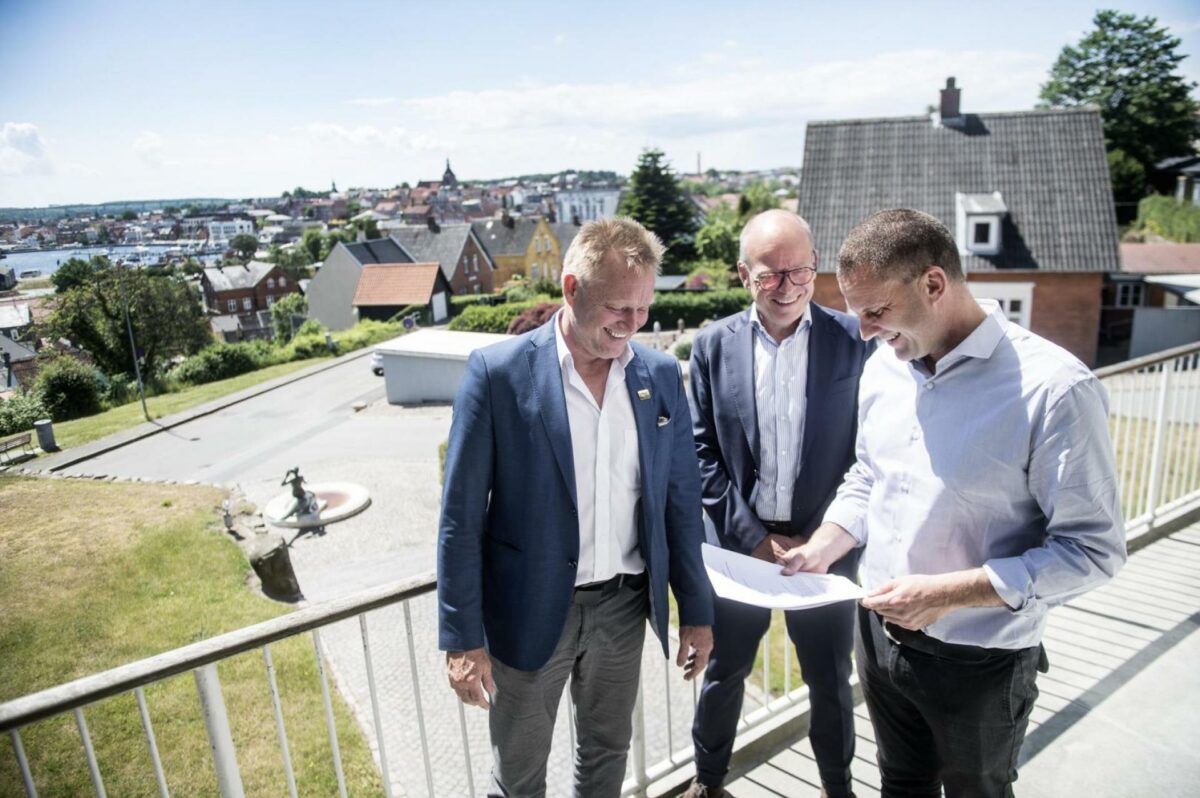 Direktør Jesper Bernhardt, Simac (t.v), formand Frederik Ejlers, SMUC fonden (i. m) og borgmester Bo Hansen, Svendborg Kommune, glæder sig over underskrevet købsaftale for byggegrunden til Det ny SIMAC på Nordre Kaj. Foto: Tim Kildeborg Jensen.