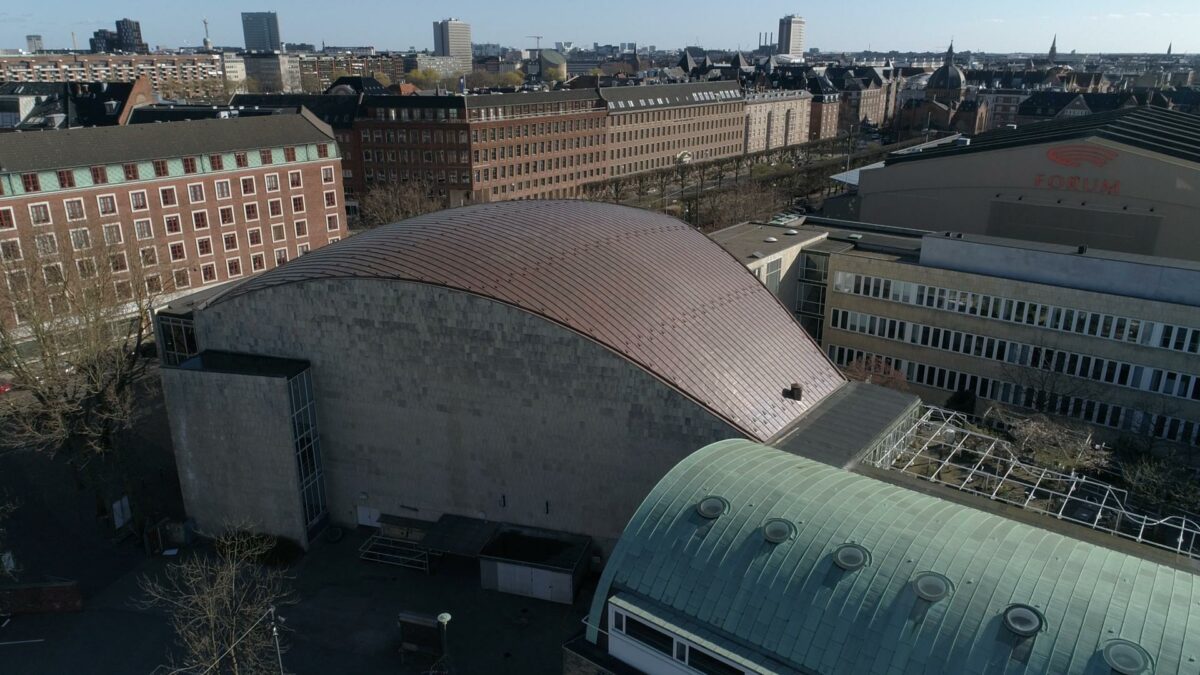 Toft Kobber har blandt andet stået for udskiftningen af taget på Det Kgl. Danske Musikkonservatorium, som tidligere var DRs radiohus. Bygningen er tegnet af Vilhelm Lauritzen og opført i perioden 1938-58. Den er flere gange hædret for sin arkitektur og har siden 1994 været fredet som et hovedværk i dansk modernisme. Foto: Toft Kobber.