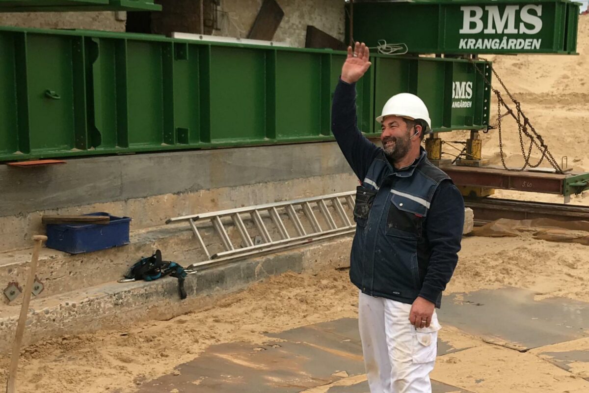 Efter måneders forberedelse kunne Keld Pedersen 22. oktober 2019 endelig se Rubjerg Knude Fyr stå på den nye placering lidt længere væk fra de nedstyrtningstruede skrænter. Foto: Kim Krasuld.