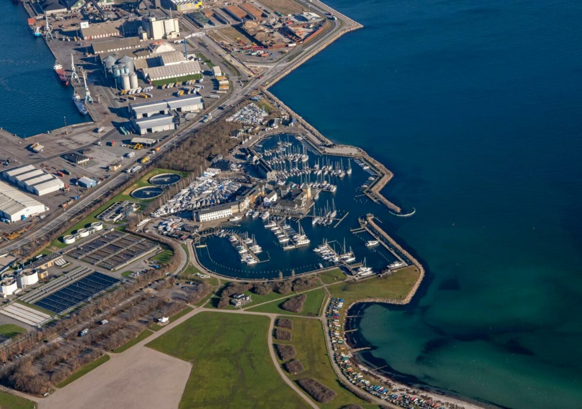 Her ved Aarhus Marina skal der snart ligge et af verdens mest moderne rensningsanlæg. Luftfoto: Henning Larsen Arkitekts.