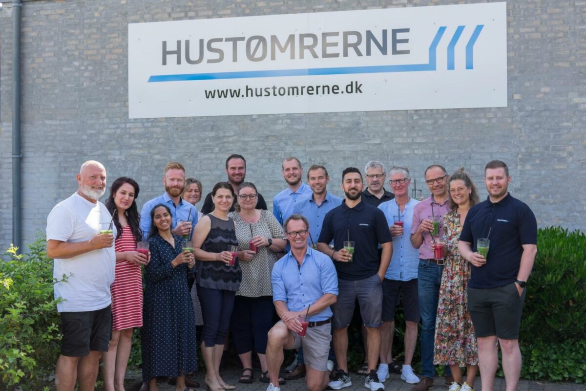 Det er ikke kun regnskabet, som giver grund til smil. Firmaet forsøger gennem lokale tiltag på at fremme en sund livsstil. I afdelingerne serveres der grøntsags-smoothies hver formiddag, og alle ansatte får tilbud om blandt andet sundhedstjek, fyraftensyoga og crossfit. Foto: Hustømrerne.