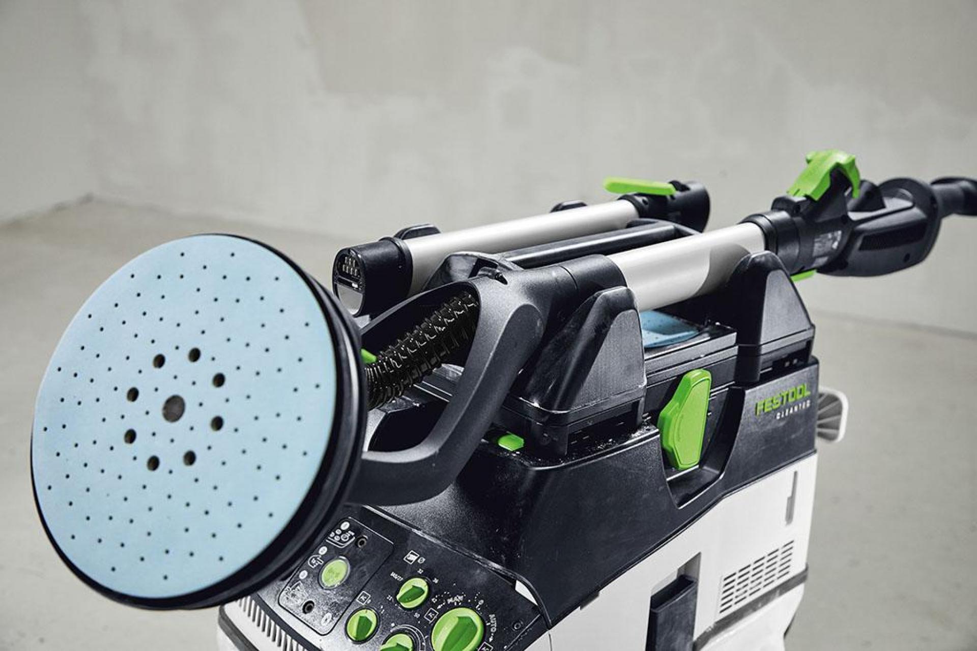 Sliberen har nyt hulmønster i bagskiven, som sammen med slibepapiret Granat sørger for slibeydelse med udsugning over hele fladen. Foto: Festool.