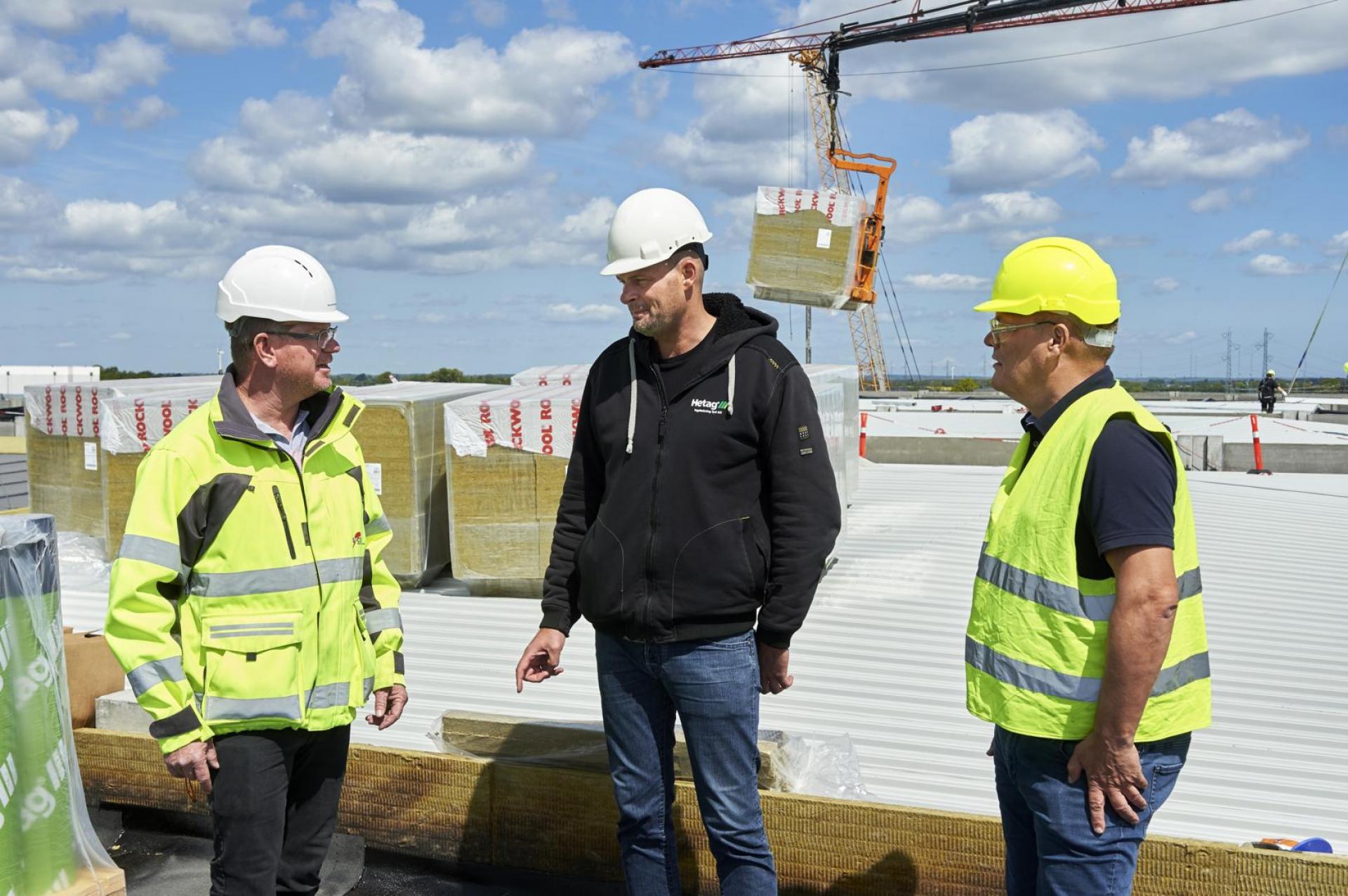 Fra venstre: Kenneth Mogensen, Byggeleder DS Flexhal, Roland Midtgaard, Hetag Tagdækning og Poul Erik Halkjær, salgskonsulent, Rockwool. Foto: Rockwool/Uffe Johansen.