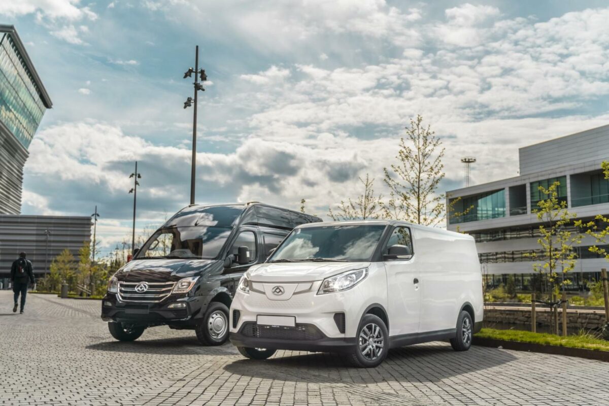 Maxus EV80 (til venstre) og Maxus e-Deliver 3 bliver nye biler i det danske gadebillede fremover. Pressefoto.