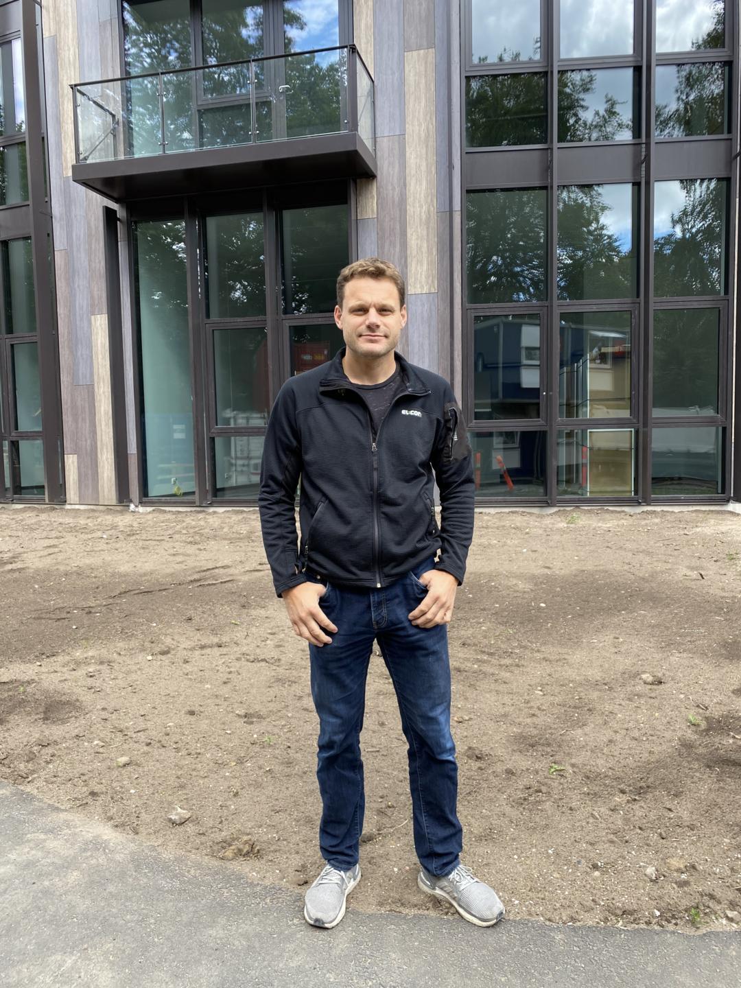 41-årige Kristian Simonsen kan snart fejre sit 25-års jubilæum hos den danske elinstallatør. Han begyndte som lærling i 1996 og er i dag projektleder. Foto: El:Con.