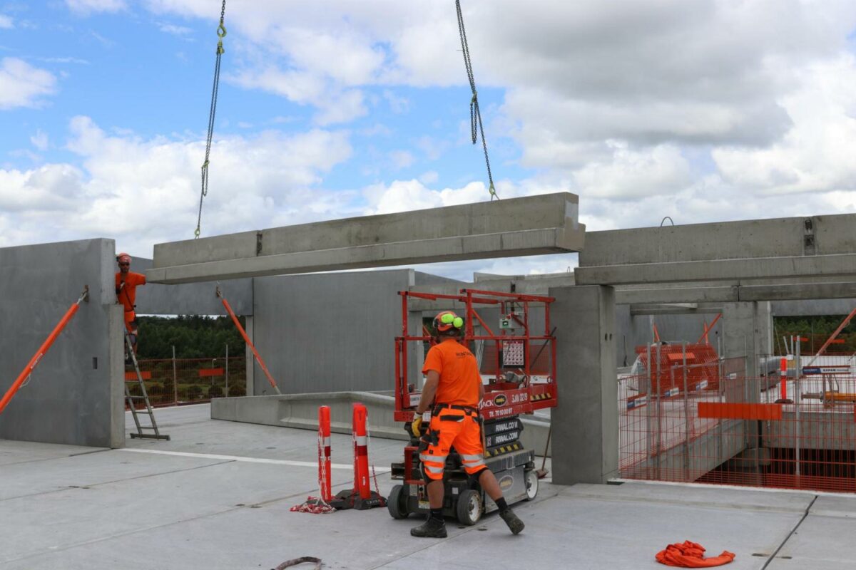 Elementmontagen synger på sidste vers og derefter skal taget etableres. Foto: Torben Jastram.