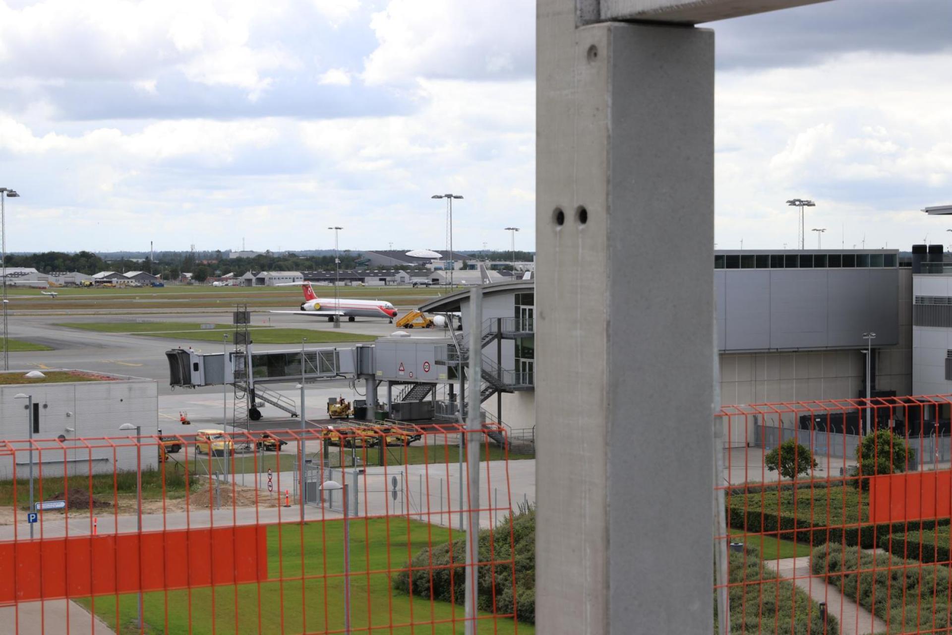 I foråret 2021 kan lufthavnens passagerer tage det nye p-hus i brug. Foto: Torben Jastram. 