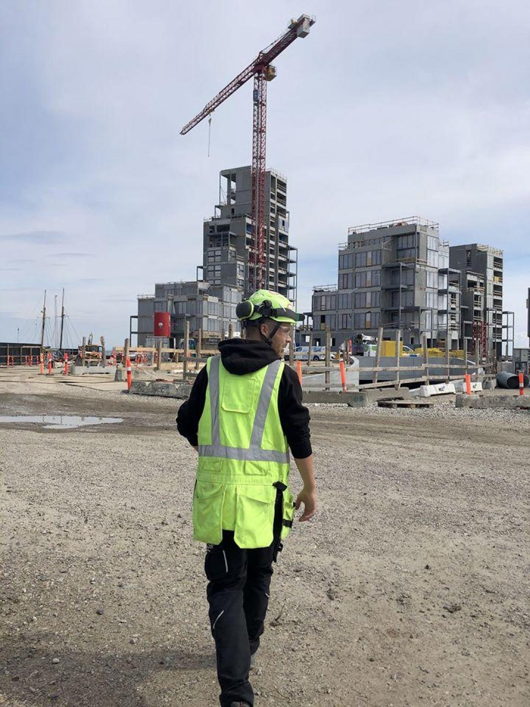 Den ene dag kan jeg sidde foran computeren hele dagen, og den næste kan der være fuld knald på ude på pladsen, siger Anders Hansen. Foto: NCC.