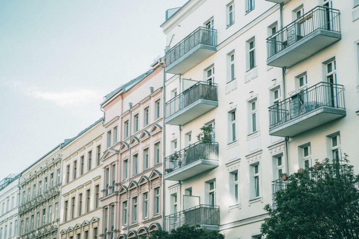 Teknologisk Institut har udgivet flere vejledninger, hvor bygningsejere kan få råd og vejledning til at vurdere altanernes behov for tilstandsundersøgelse. Pressefoto: Teknologisk Institut.