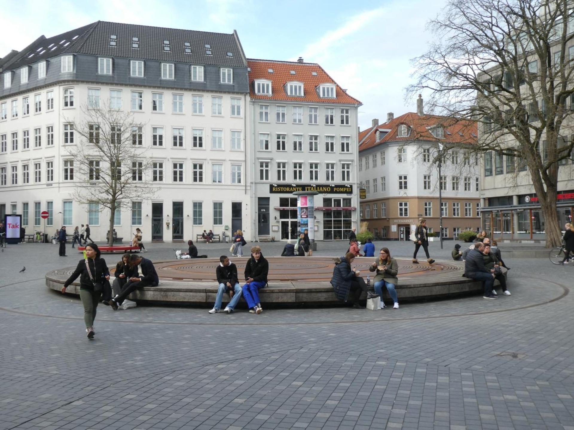 Kultorvet 2020: Bymidterne er meget kommercielle og dermed sårbare over for corona. Her ses Kultorvet under nedlukningen. Foto: Gehl.