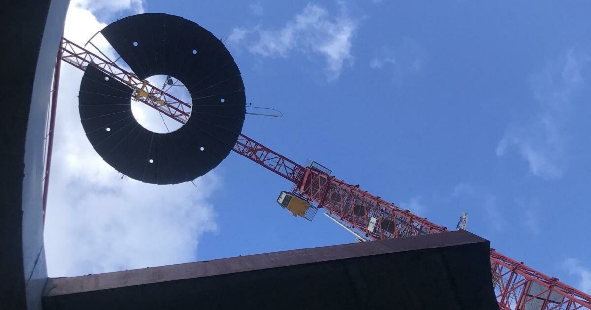 Trappen blev hejst ned gennem bygningen. Foto: Aarsleff.