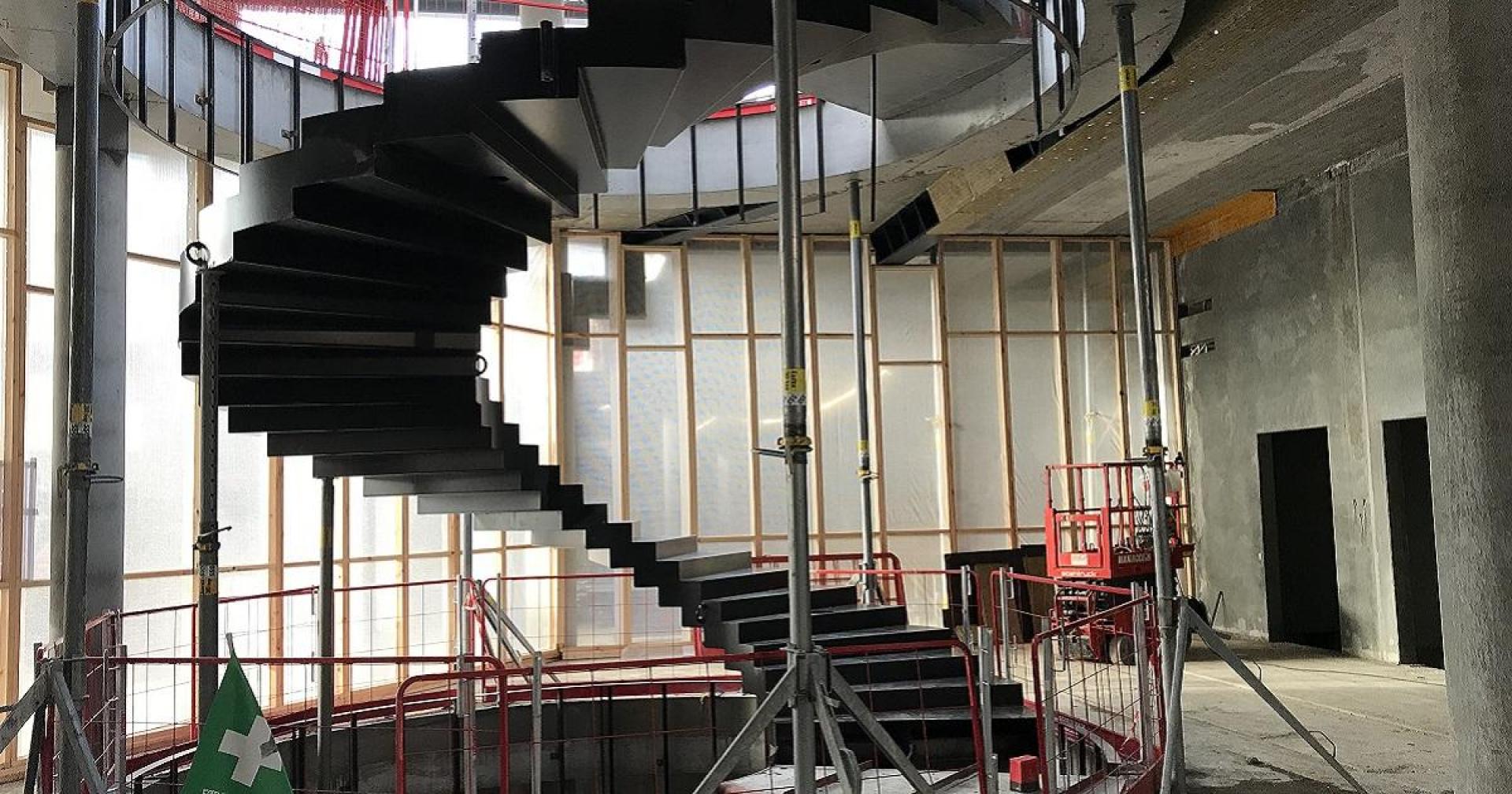 Reposerne til den store trapper var allerede lavet inden trappen blev monteret. Foto: Aarsleff.
