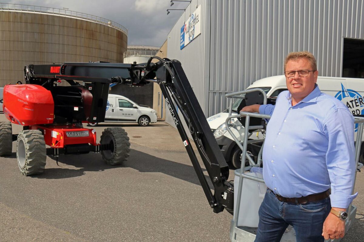 Ulrik Knudsen sikrede sig Danmarks første eksemplar af den fuldelektriske Manitou 200ATJe Oxygen bomlift til KLU Materiel Nord. Pressefoto.