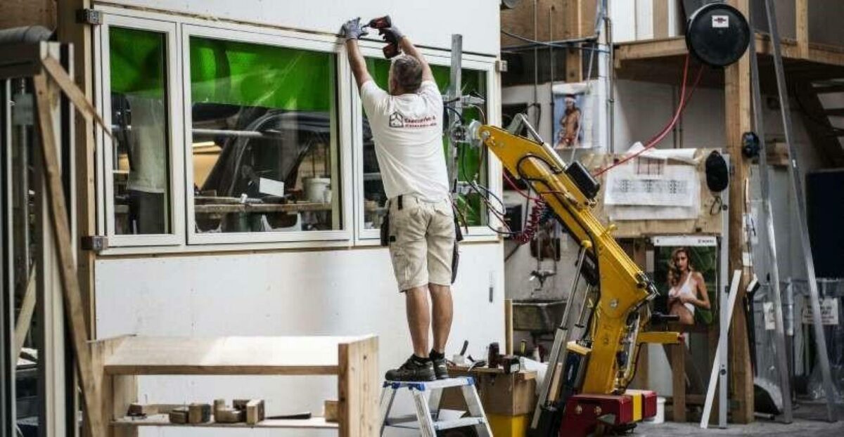 Arbejdsbelastningen mindskes, når byggematerialer kan præfabrikeret under optimale forhold Foto: Enemærke & Petersen.