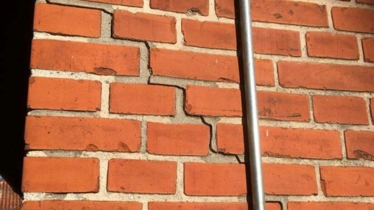 Porøs undergrund og hårdt arbejde kaster sætningsskader af sig i Lyngby i forbindelse med letbaneprojektet. Foto: Privat.
