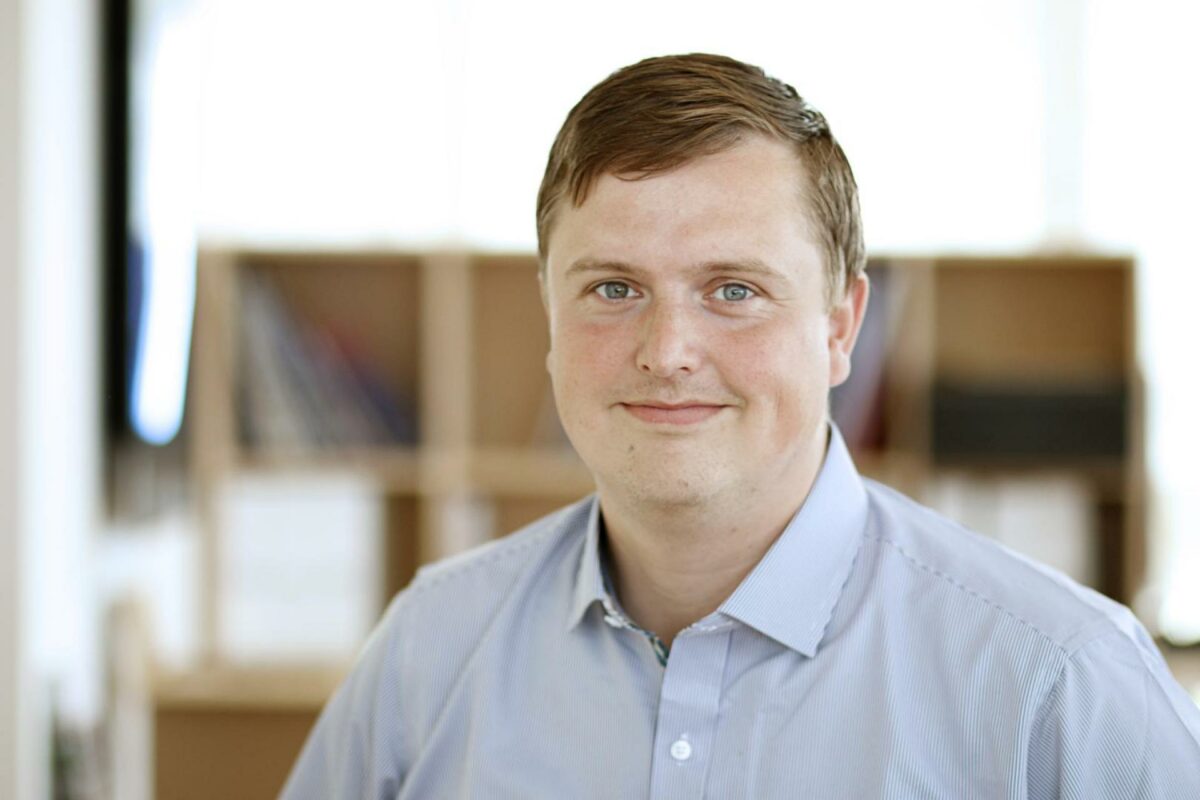 Et rørende enigt Folketing har med deres aftale skabt smil hos chefkonsulent i SMVdanmark, Alexander Nepper. Foto: SMVdanmark.