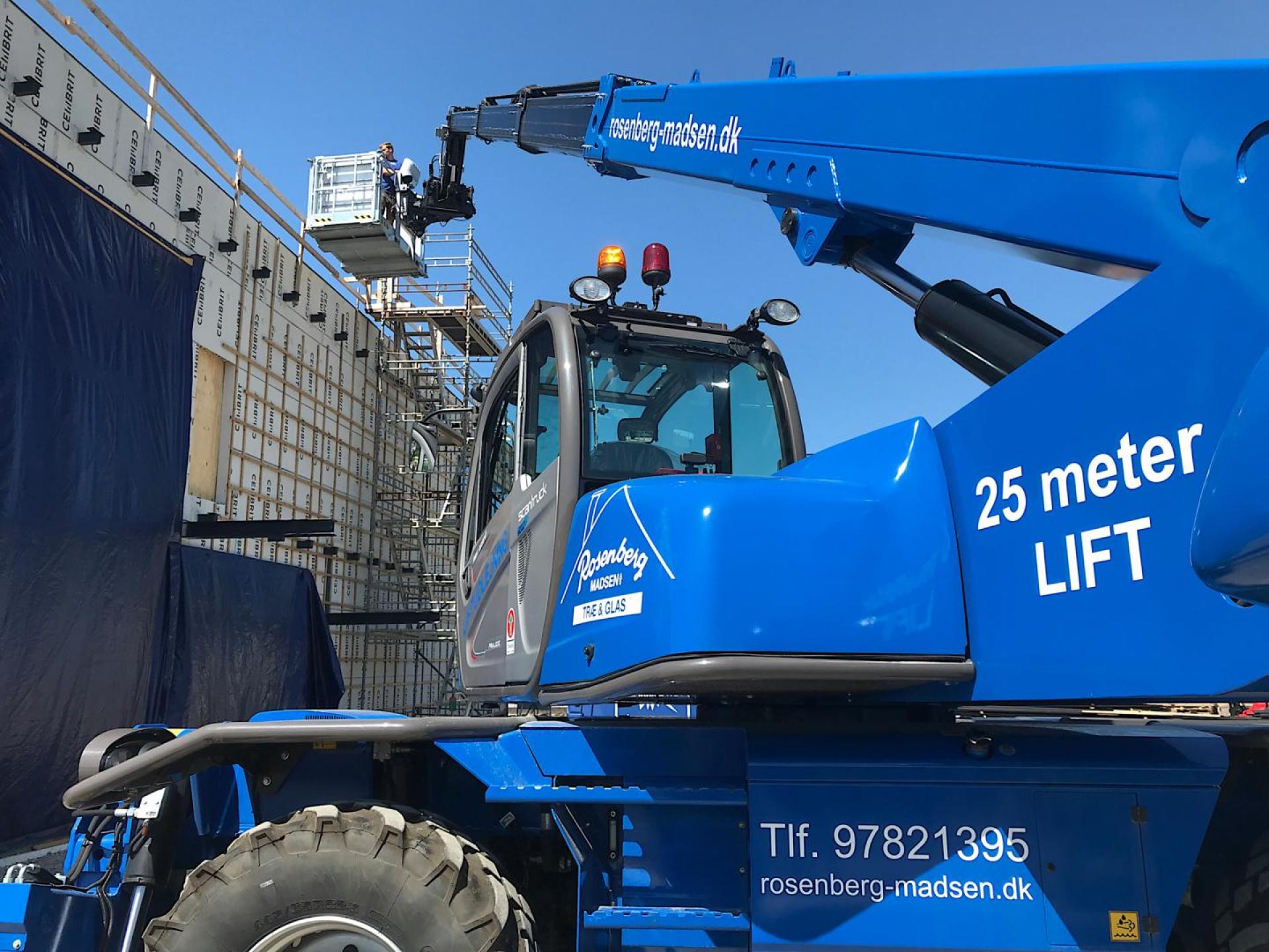 Teleskoplæsseren har en løftehøjde på 25 meter og den tilhørende mandskabskurv med sideforskydning øger fleksibiliteten. Foto: Scantruck.