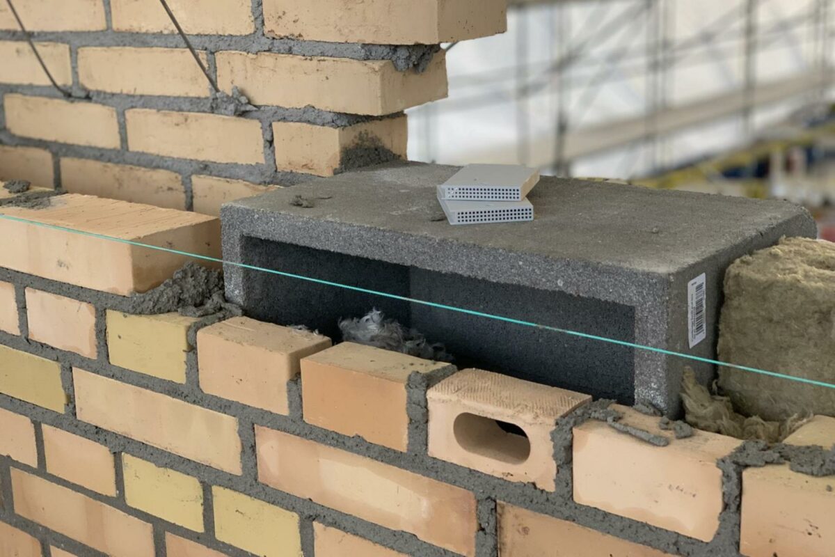 Der blev indkøbt 24 redekasser og indlagt specialfremstillede mursten med flyvehuller. Foto: Arkitektfirma Hune & Elkjær.