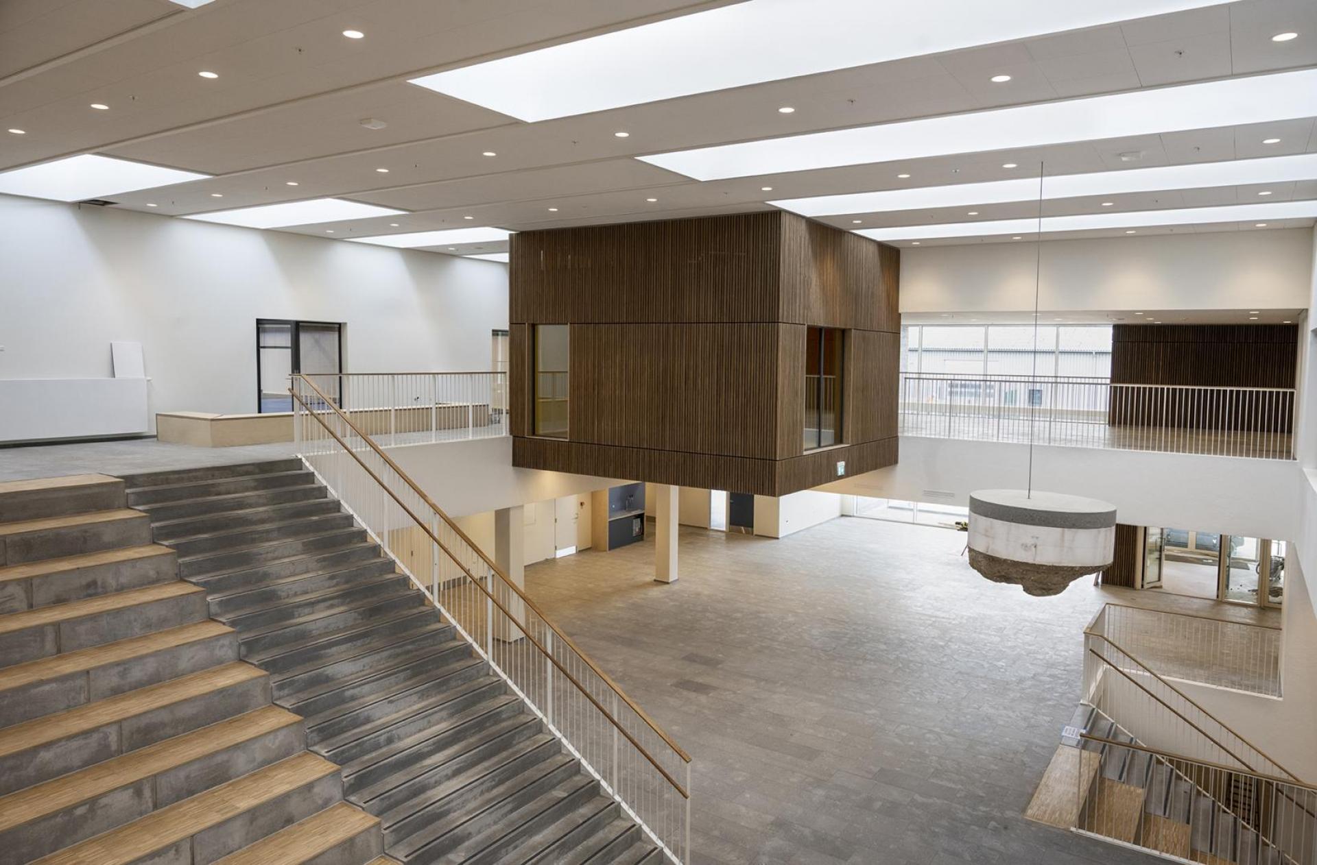Det store atrium på den nye politiskole. Pressefoto.