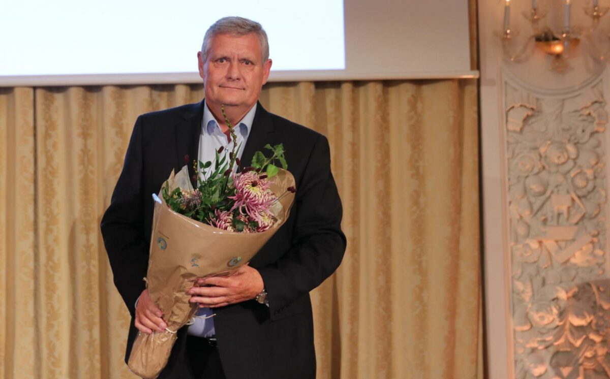 Tony Christrup modtog blomster og klapsalver af de fremmødte ved landsmødet. Foto: Torben Jastram.