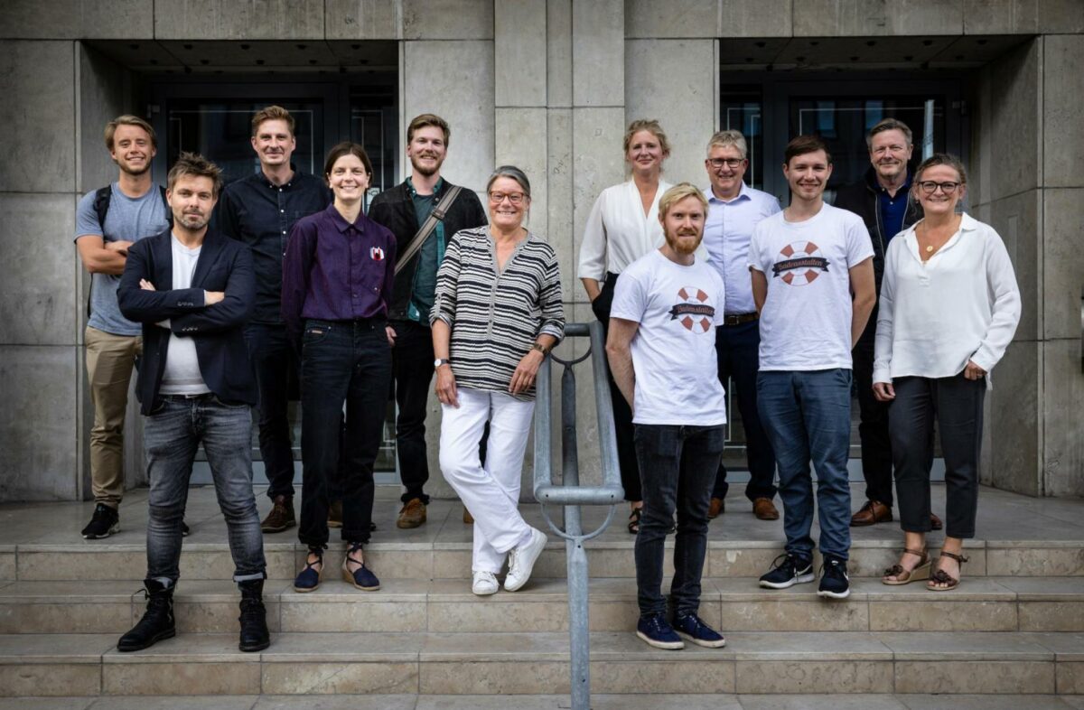 Spirekassemodtagerne sammen med Boligfonden Kubens bestyrelse. Pressefoto: Kontraframe.