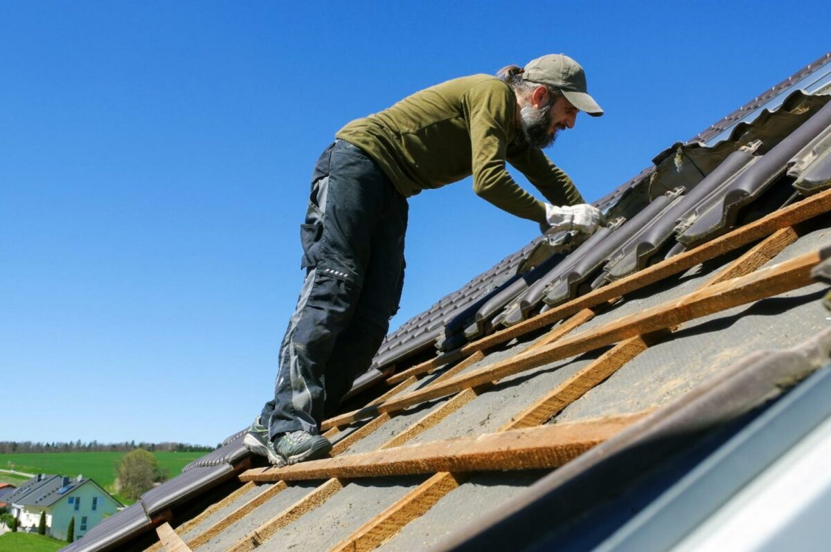 Hvis man som ældre lønmodtager har hårdt fysisk arbejde, er man også oftere sygemeldt, end det er tilfældet for kontoransatte jævnaldrende. Foto: Colourbox.