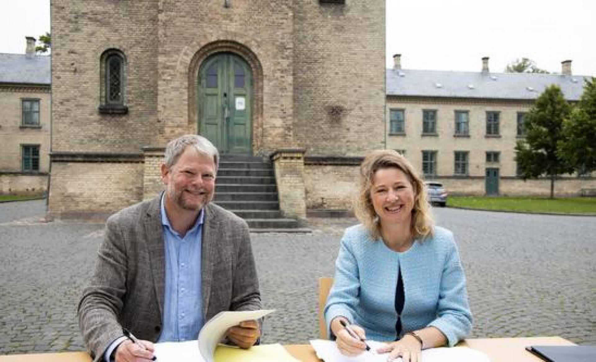 Borgmester Tomas Breddam og regionsrådsformand Sophie Hæstorp Andersen underskriver den historiske købsaftale. Pressefoto.