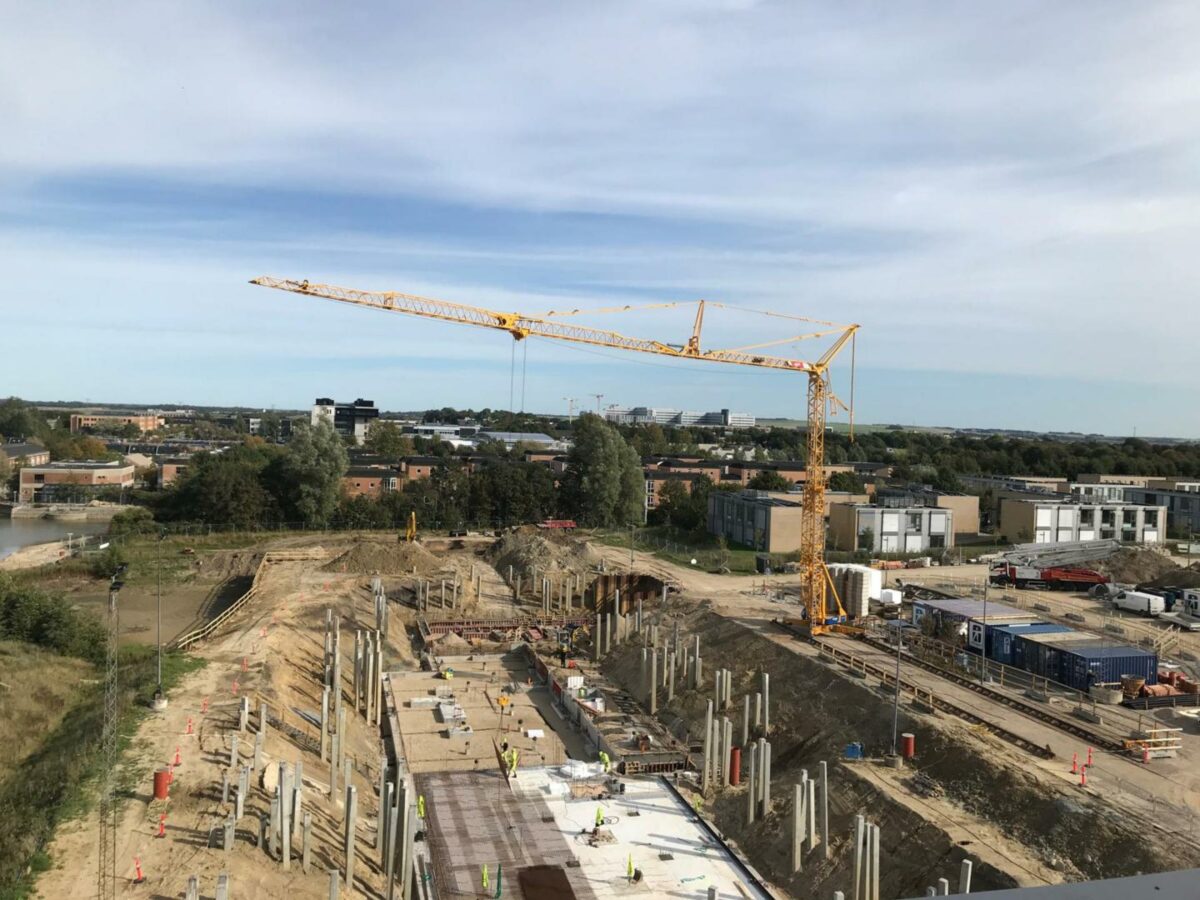 Jordarbejde og fundering af afsluttet på AAU SIH, og i dag markeres byggeriet med en grundstensnedlæggelse. Foto: MT Højgaard.