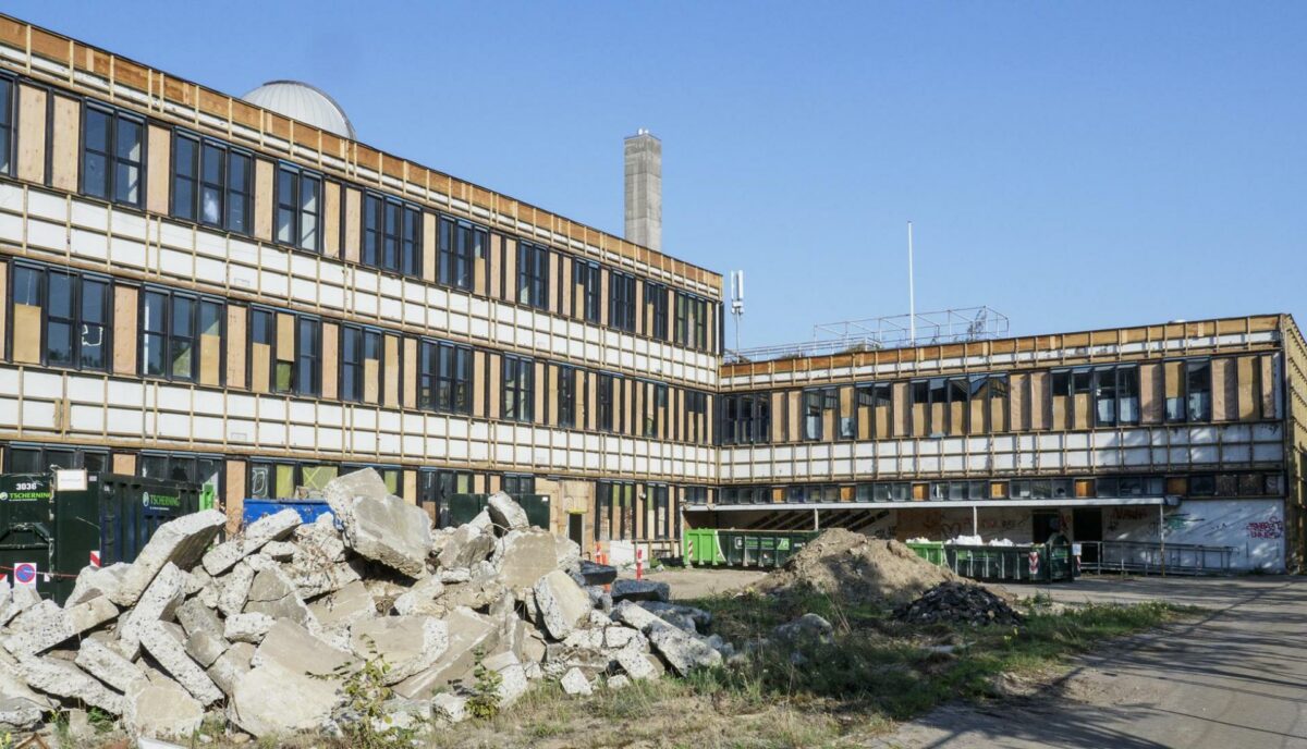 Den forsigtige nedrivning af den tidligere Gladsaxe Skole er i fuld gang. Fotograf: Kaj Bonne.