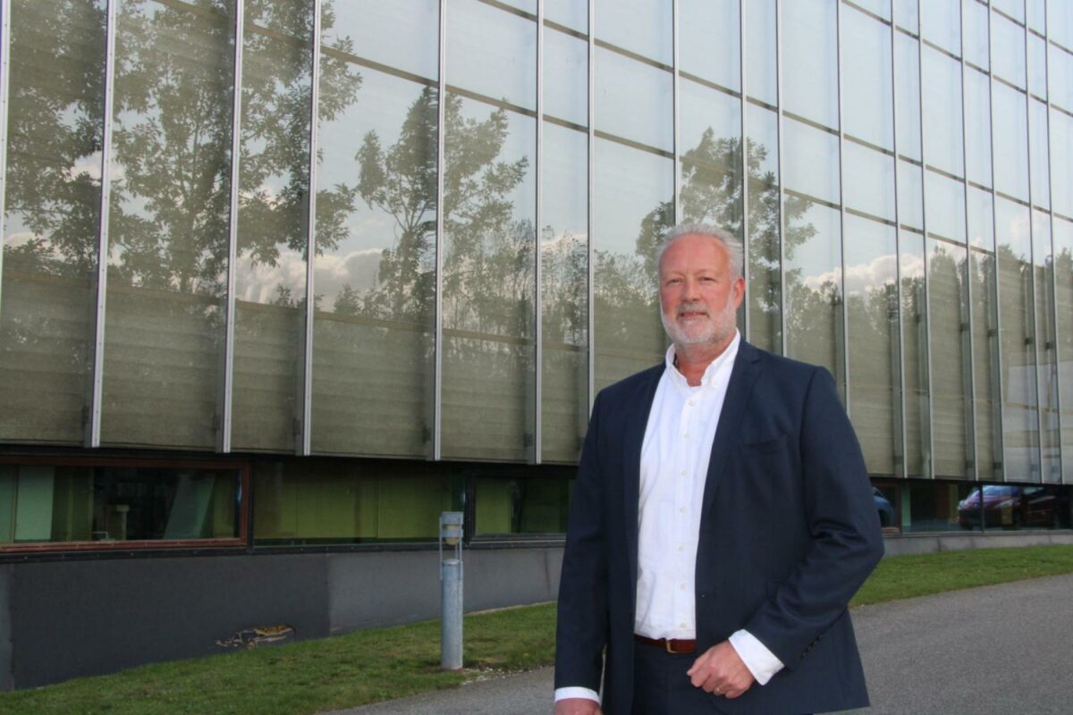 Frank Ove Larsen foran Rockwools bygninger i Hedehusene, hvor innovative medarbejdere skaber bæredygtige løsninger Foto: Jakob Tilma