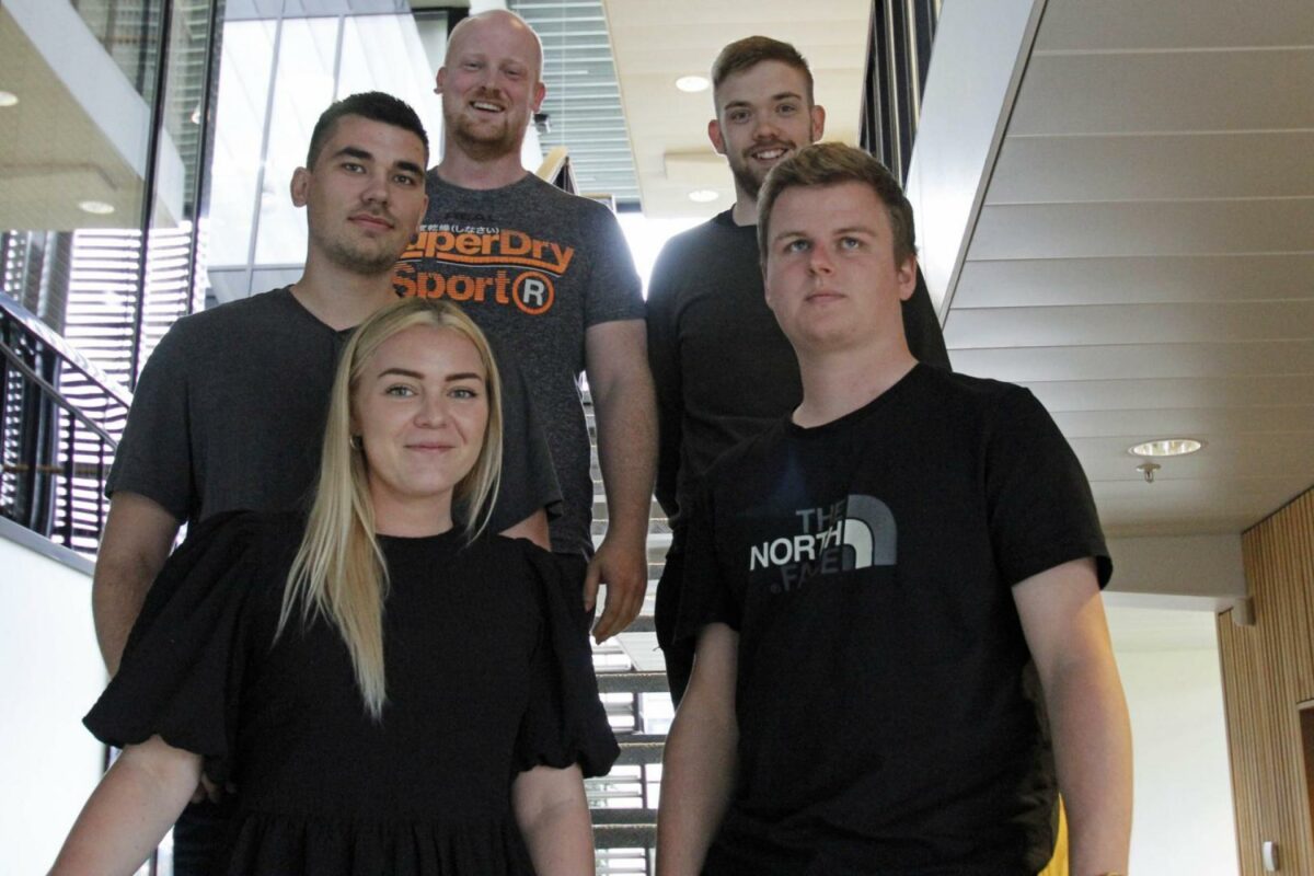 Fem af de seks studerende er her samlet.