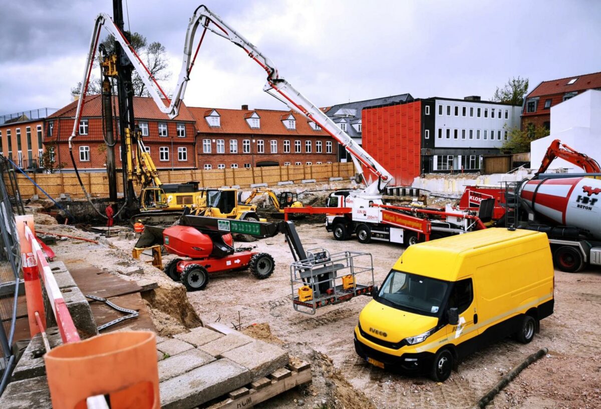 Maskinerne på pladsen skal være emissionsfri, ligesom lastbiler med materialer skal køre på biodiesel. Foto: Colourbox.