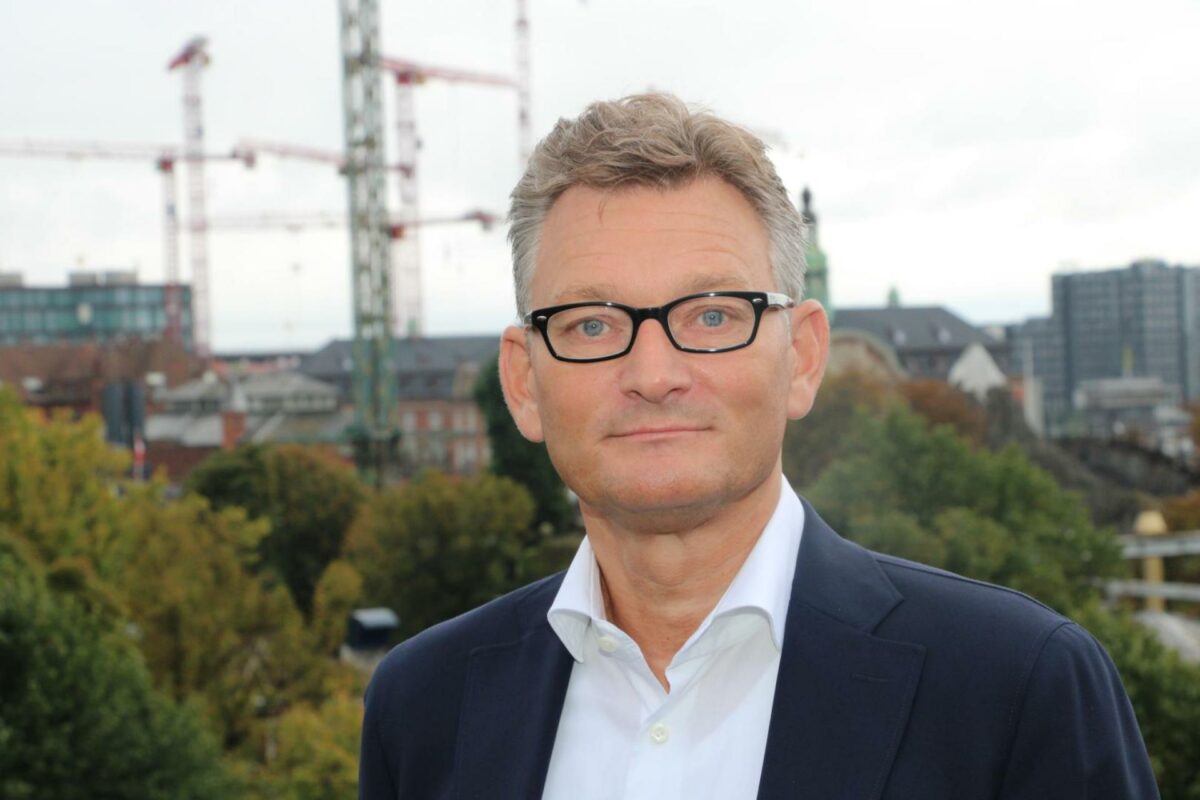 Peter Stenholm har en god udsigt over hovedstadens byggepladser fra sit nye kontor på 4. sal i Industriens Hus. Foto: Jakob Tilma.