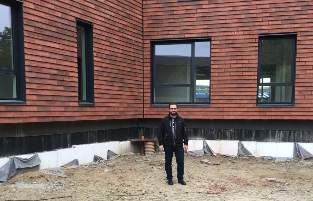 Administrerende direktør Søren Worup ved Skipper Clement Skolen i Aalborg, der er et af Færch & Co.'s større igangværende projekter. Her er tre gamle bygninger revet ned for at blive erstattet af en ny undervisningsfløj. Pressefoto.