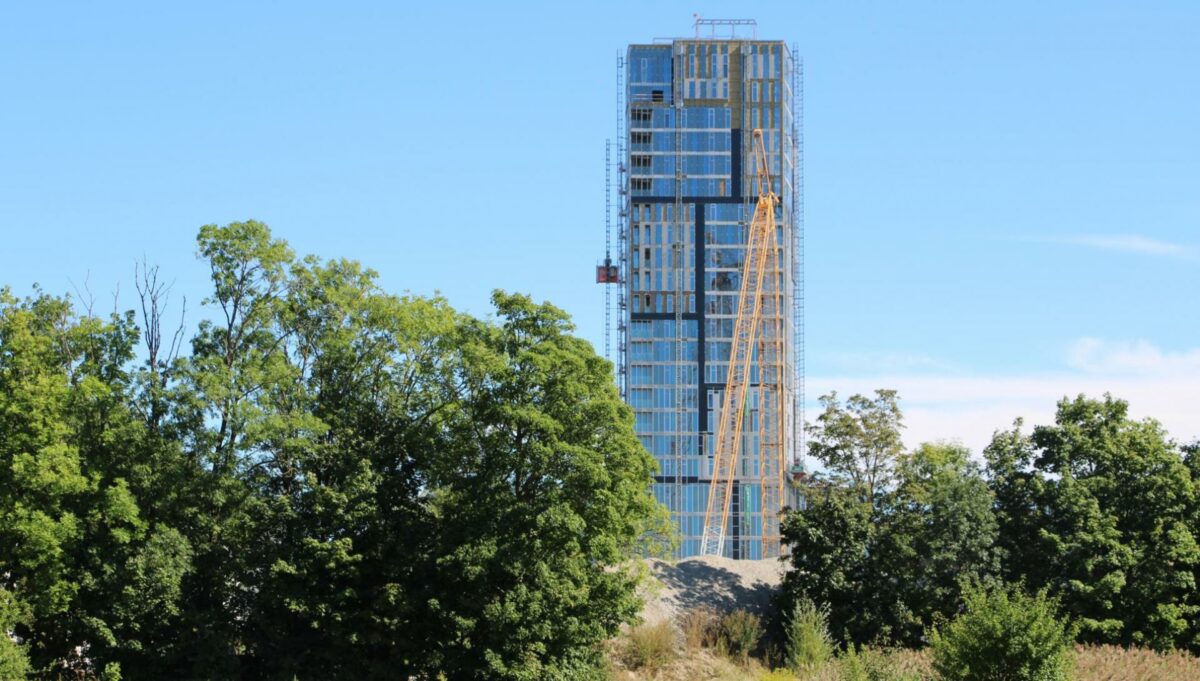 Byggeriet er nået til tops, så 86 meter højhus knejser allerede over Amager på en svagt fundament. Foto: Jakob Tilma.