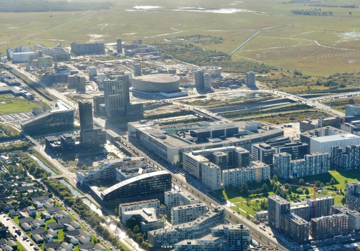 Kalvebod Fælled Skole kostede 400 mio. kr. at opføre. Skolen ses til højre for Royal Arena. Foto: Colourbox.