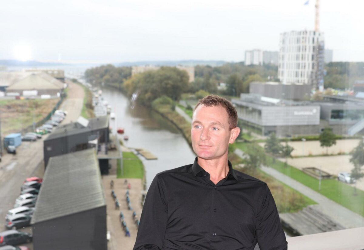 Salgs- og udviklingsdirektør Henrik S. Nielsen, Jensen & Nielsen Gruppen, kan nyde udsigten fra kontoret i det nye domicil på havnen i Kolding. Foto: Torben Jastram.