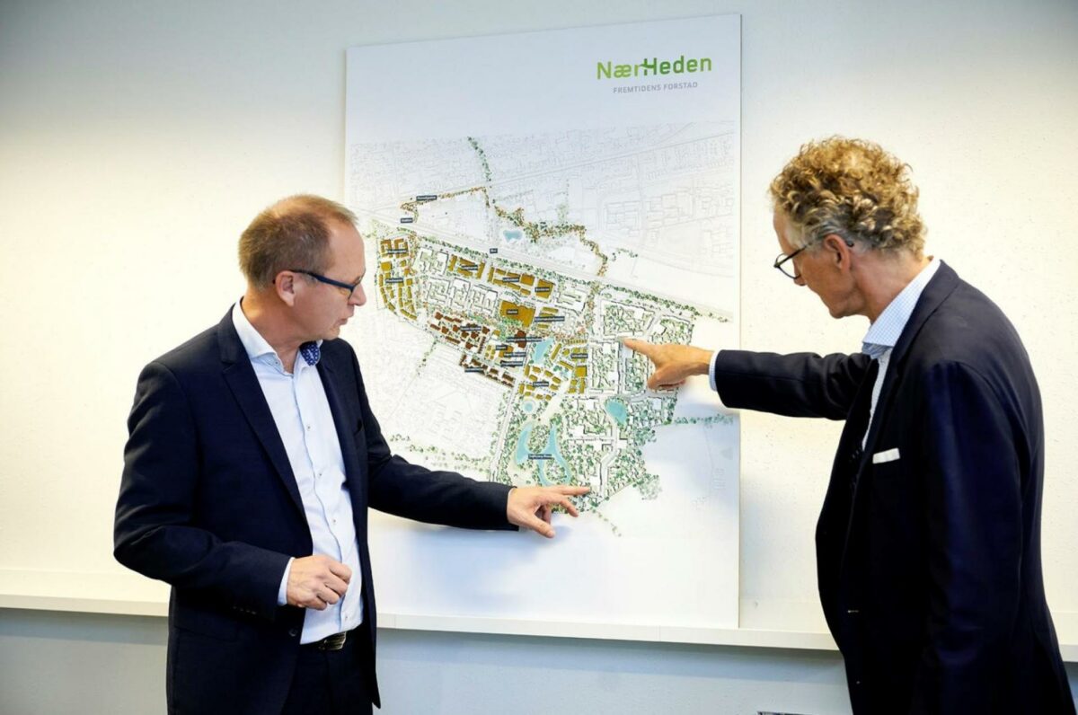 FB Gruppens adm. direktør Hans-Bo Hyldig (t.v.) og NærHedens direktør Ole Møller ser nærmere på, hvor FB Gruppen skal udvikle boliger. Pressefoto.