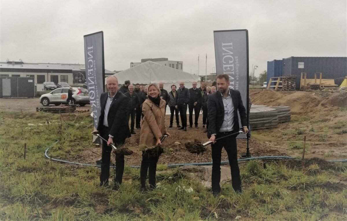 I Kolding skyder et nyt kontor op, så der er plads til alle nye og kommende medarbejdere. Første spadestik blev taget i sidste uge af partner og afdelingschef, Henrik Bilberg samt partner og direktør, John Andresen med hjælp fra Kolding Kommunes Anlægs- og driftschef, Merete Dissing. Foto: Ingeniør'ne.