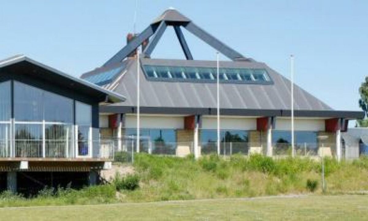 Der er konstateret råd i den pyramideformede tagkonstruktion i Asnæs Svømmehal. Foto fra Odsherred Kommunes hjemmeside.