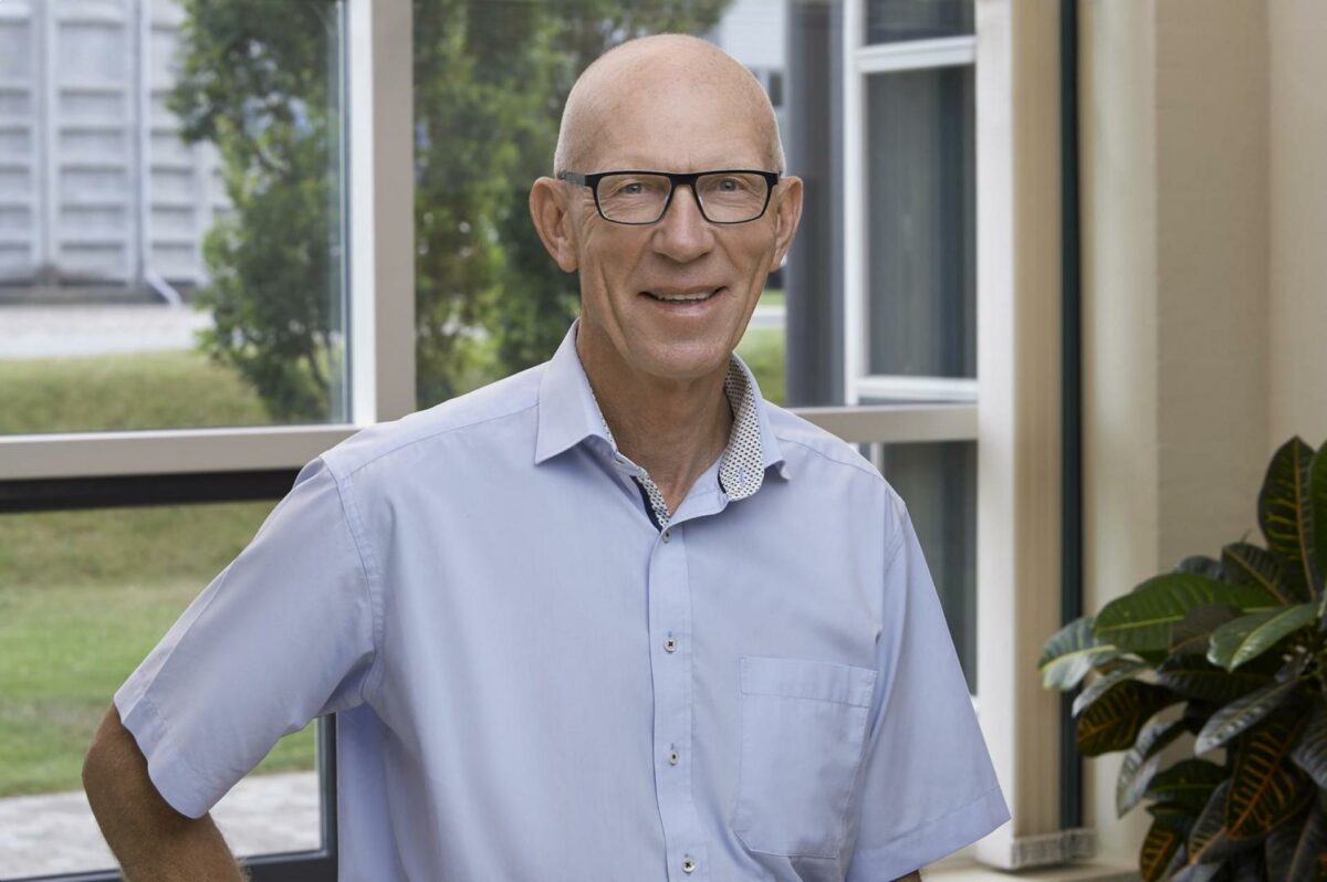 Direktør Jens Sørensen, Outline.