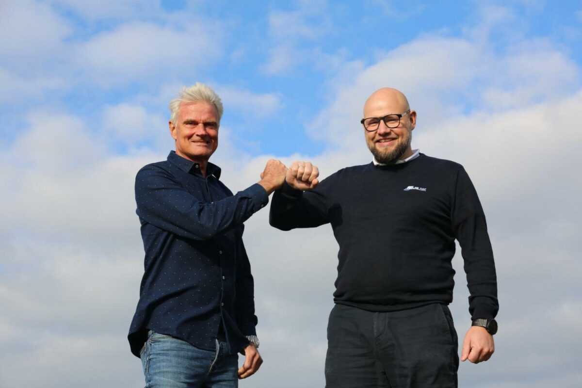 Ole Wamsler (tv.), administrerende direktør i Ajos a/s og Michael Ipsen, administrerende direktør i Hejs.dk A/S "giver hånd" på frasalget af Ajos' hejsafdeling til Hejs.dk. Pressefoto.