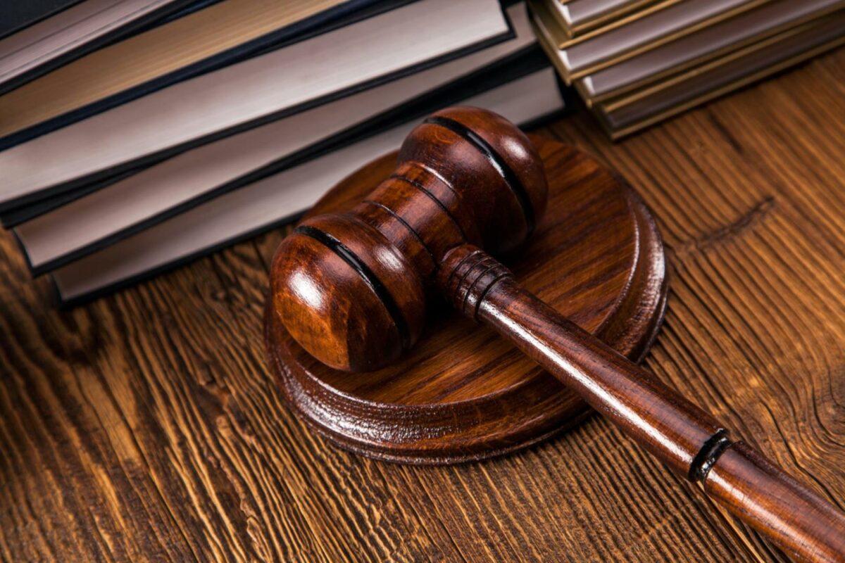 Der jagtes penge i et hult selskab. Kurator kræver konkurskarantæne. Foto: Colourbox.