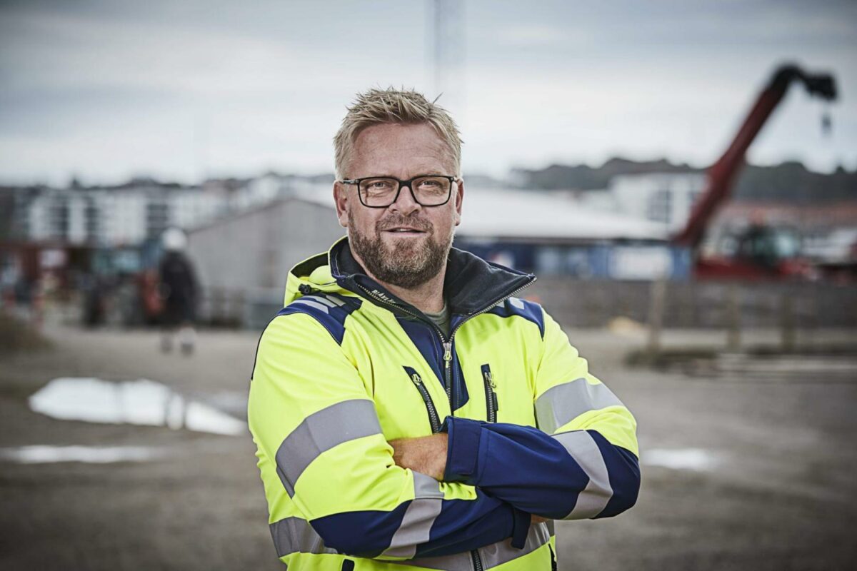 - Vi læner os ikke tilbage og fortsætter med at gøre alt, hvad vi kan for at sætte en tyk streg under vores position som verdens mest bæredygtige producent af arbejdstøj, siger René Christiansen, country manager for Blåkläder Workwear i Danmark.