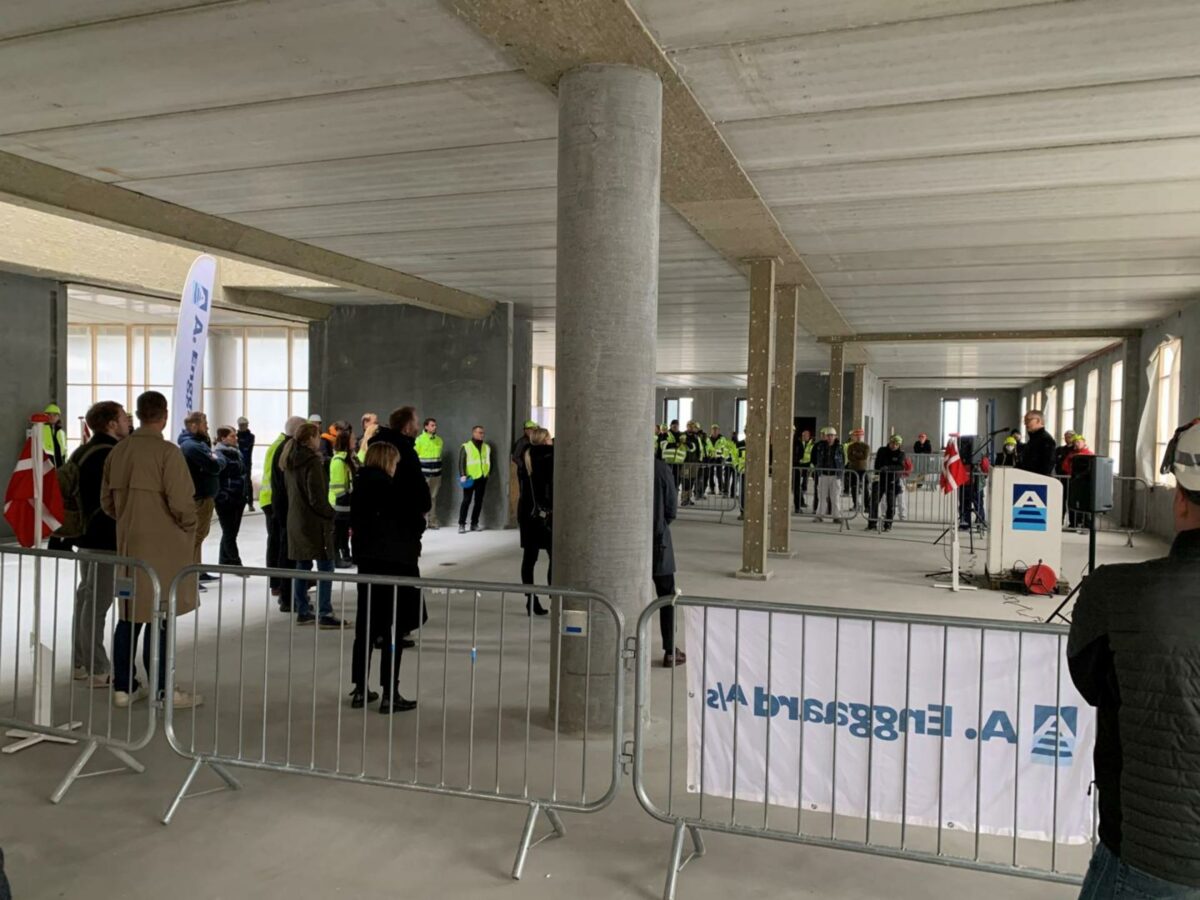 Trods festlighederne omkring rejsegildet blev der taget hensyn til afstandskravet. Pressefoto.
