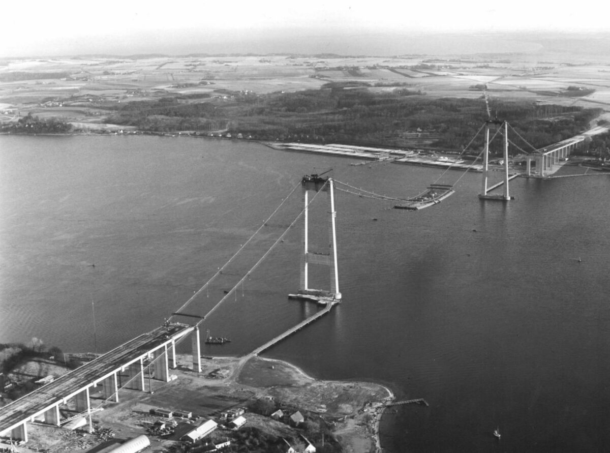 Det tog fem år at bygge broen, som blev indviet den 21. oktober 1970. Arkivfoto: Aerodan Luftfoto.