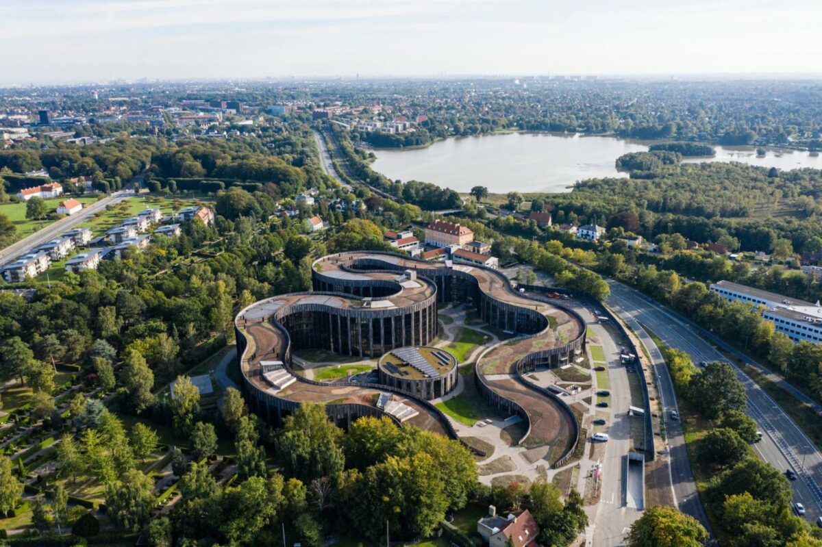 Skovbrynet Lyngby er et fællesskabsorienteret byggeri udformet som en superstruktur. Pressefoto.