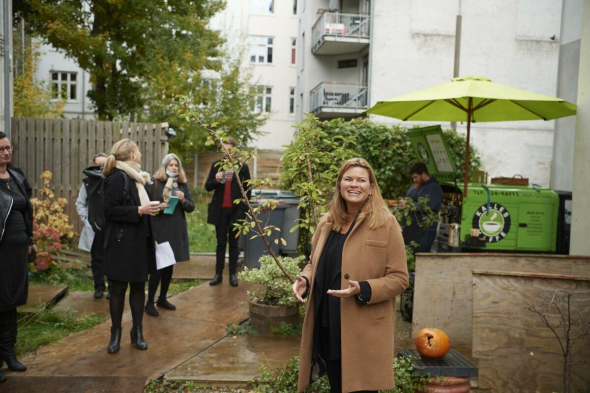 Stadsarkitekt i Københavns Kommune, Camilla van Deurs, påpegede i sin tale, at Københavns Klimakarré allerede har vakt stor, international interesse med 100-vis af besøgende hvert år. Derfor benyttede hun lejligheden til at sende en ekstra stor tak til de mange beboere, der har stillet karré og boliger til rådighed for projektet - og som nok også fremover kan forvente, at fagfolk og andre interesserede kigger forbi for at se og blive inspireret af det færdige resultat. Foto: Saint-Gobain Denmark A/SSaint-Gobain Denmark A/S.